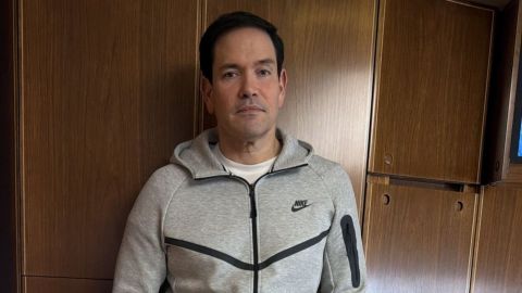 El secretario de Estado de Estados Unidos, Marco Rubio, desde el avi�n presidencial Air Force One con el ch�ndal que llevaba Maduro cuando fue detenido.
