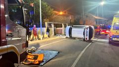 El veh�culo acab� volcado tras llevarse por delante otro turismo y el portal de una vivienda en Abelleira, Muros