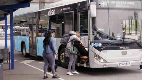 Alvedro recupera la normalidad tras 35 asumiendo los vuelos de Lavacolla