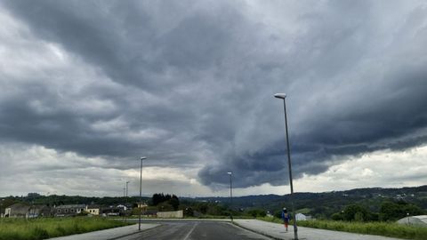 Nubes de tormenta sobre el valle del Miño se acercan a la ciudad de Lugo