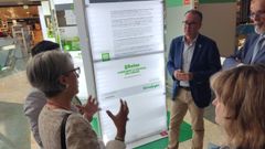 El consejero de Salud, Pablo Fern�ndez Mu�iz, visita una exposici�n de la AECC en Oviedo