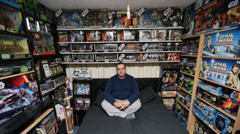 Richard Mitchell, de 46 a�os, transportista, posa con su habitaci�n dedicada a la saga en su casa de Buckinghamshire.