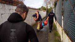 Los dos buzos, con un miembro de Emerxencias Sanxenxo, este martes en Sanxenxo