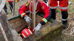 Rescate de la fallecida por parte de los bomberos de O Carballio