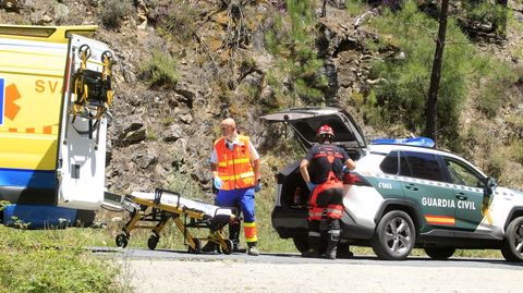 Sanitarios y bomberos en el que lugar del suceso