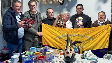 El alcalde de Xinzo, Amador Daz, porta la mscara Diablo de Pllaro donada por artesanos de Tungurahua, que visitaron un obradoiro de pantallas.