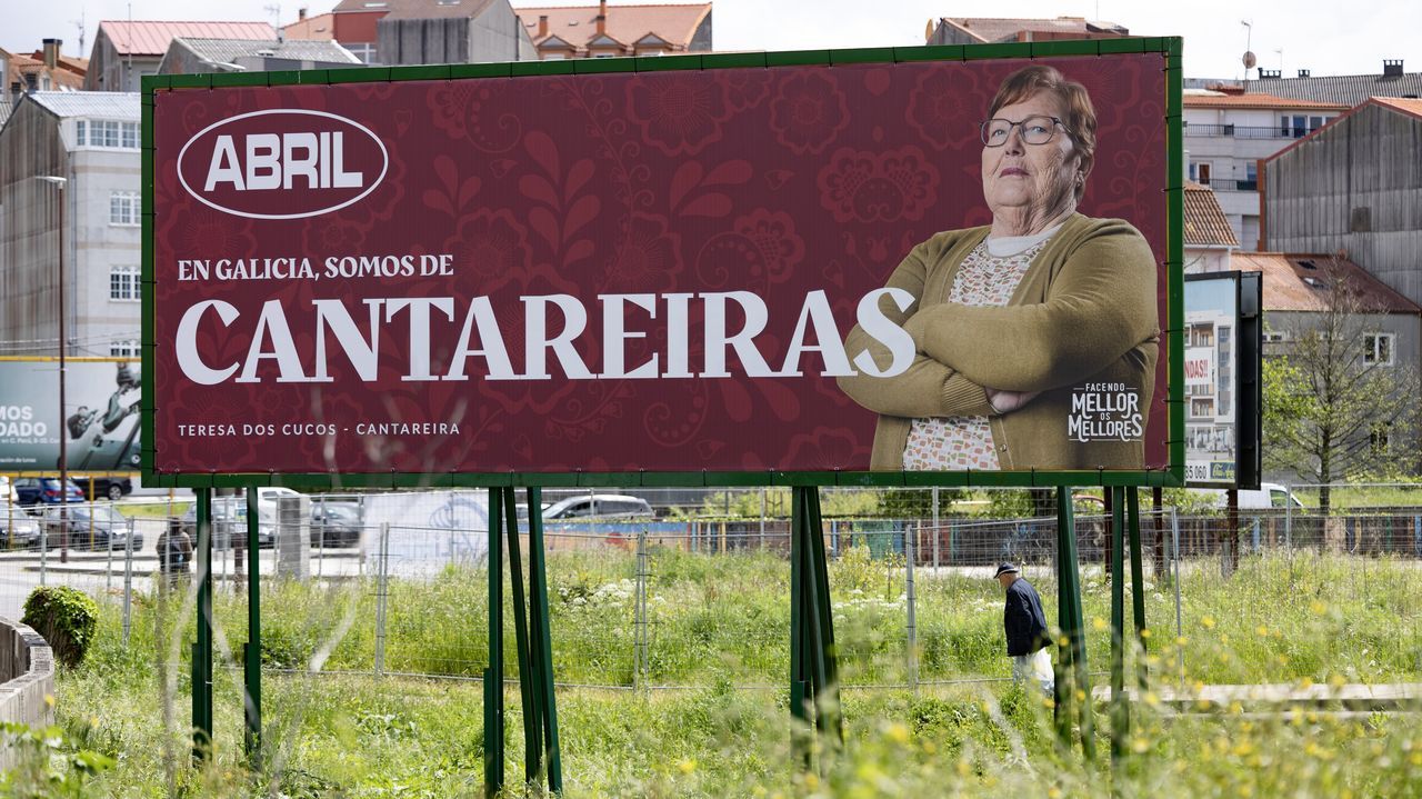 Teresa dos Cucos y otras cantareiras, en las vallas de Abril
