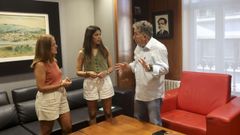 El alcalde de Pontevedra junto a la directora y la jefa de estudios de la Escola Oficial de Idiomas durante la reunin de este viernes. 