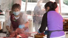 Personal de una pulper�a, trabajando este mi�rcoles en la carballeira
