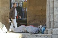 Uno de los indigentes acampados en los soportales de la r�a do Vilar. 