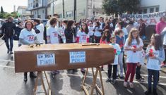 Los manifestantes se concentraron frente a la sede del Concello de Rois. 