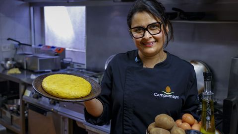 Ana Mar�a Su�rez, cocinera de O�Pote, explica c�mo hacer la tortilla perfecta