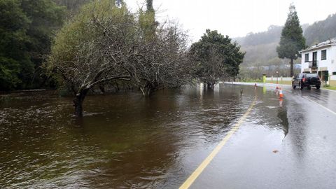 Desbordamiento del ro Landr, en Landrove, Viveiro. 