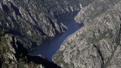 El río Sil, encañonado entre las provincias de Lugo (Sober) y Ourense (Parada de Sil, en la orilla derecha).