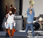 Miguel de Lira, xunto � mascota do festival, na inauguraci�n. 
