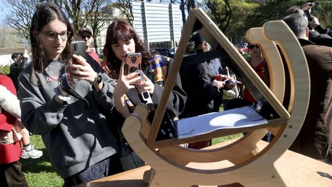Dos jvenes observan el eclipse parcial de Sol que hubo en marzo de este ao a travs de un dispositivo que garantiza la seguridad de los ojos
