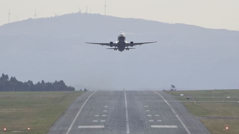 Un avi�n despega en el aeropuerto de Lavacolla.