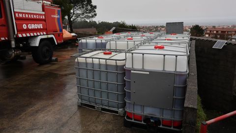 Dep�sitos de combustible recuperados del mar en O Grove tras el naufragio de un barco bateeiro.