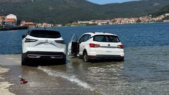 Coches alcanzados por el mar en Muros

