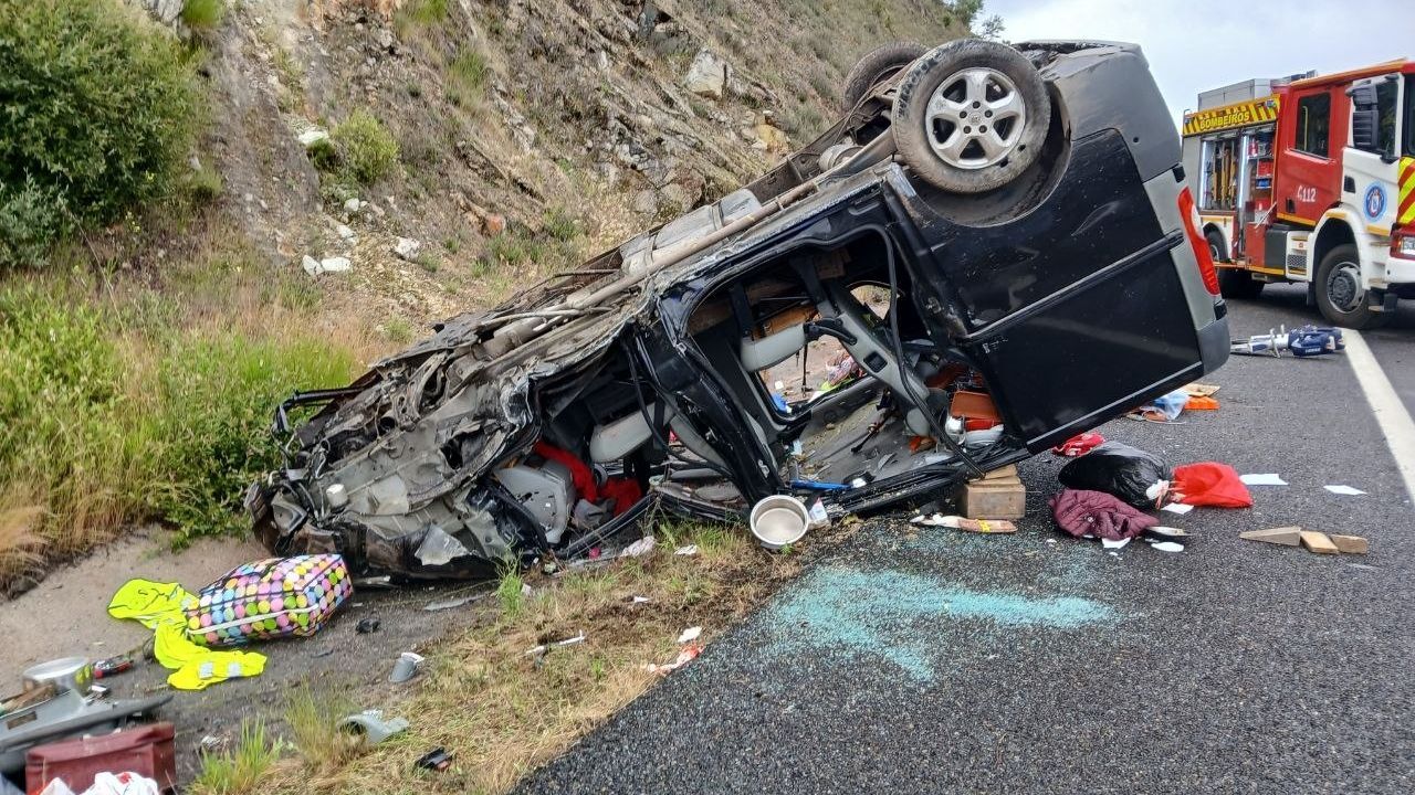 Heridas en Verín tres personas que viajaban en coche junto a dos perros, dos gatos y un pájaro