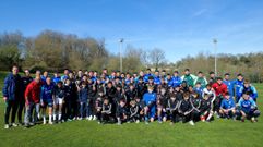 La plantilla del Real Oviedo, en El Requexn, con unos jvenes futbolistas de Canad