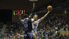 Kasibabu intenta taponar el lanzamiento de Kravic