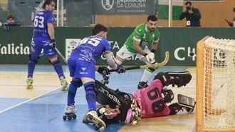 Bruno Saavedra lanza a porter�a en un lance del partido