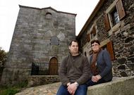 Miguel Negreira y su madre Dolores Rabu�al ante la reformada Torre de Nogueira.