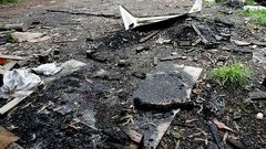 Restos de pl�stico quemado en una de las fincas.