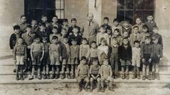Alumnos e profesor, �s portas dunha antiga escola de Porto do Son