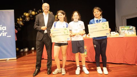 Como reducir o índice de desperdicios. El director de La Voz. Xosé Luis Vilela Conde, hizo entrega del reconocimiento a tres alumnas del CPR Plurilingüe Santa <br />Juana de Lestonnac de Ferrol, gañadores da sección
