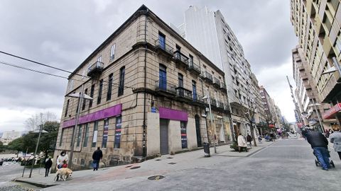 Locales vacíos en la calle Benito Corbal, en la milla de oro de Pontevedra