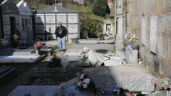 Los v�ndalos destrozaron siete sepulturas en el cementerio de A Valenz�