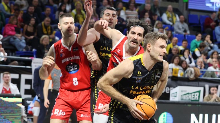 Abromaitis esconde el bal&oacute;n ante la defensa de Andric, con Apic y Shermadini a la expectativa.