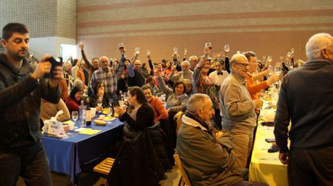 El codillo triunf� en A R�a.Los comensales brindaron con cava extreme�o