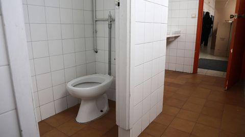 Los aseos son peque�os y estrechos, lo que dificulta el acceso a personas con movilidad reducida