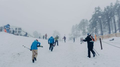 Manzaneda abre la temporada de esqu�.La �nica estaci�n de esqu� de Galicia inicia la temporada.