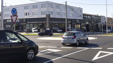 La nueva glorieta ya permite el tr�fico en el cruce de la Avenida de Fisterra con la calle Gutenberg