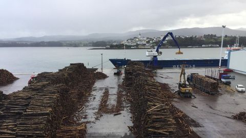 Foto de archivo de tareas de carga en un barco atracado en Mirasol, el puerto comercial ribadense