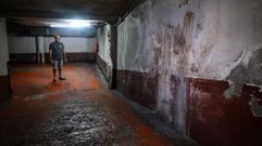 �scar Dopico, propietario de una plaza y directivo de la comunidad, muestra el estado del garaje de la calle del Sol, 118-120, lleno de humedades.
