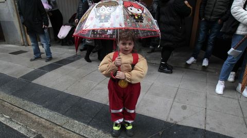 Tambin haba disfraces en las aceras, entre el pblico que presenciaba el desfile de carnaval de Monforte