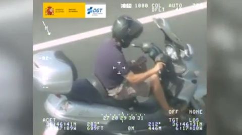 Pillados usando el m�vil al volante... y tambi�n en moto