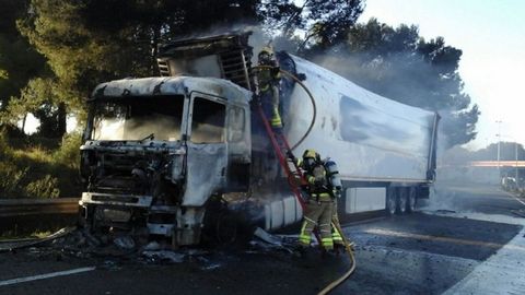 Incendio de un cami�n con metano en Tarragona. Con la cat�strofe de la f�brica qu�mica a�n presente, un cami�n que transportaba dep�sitos de formaldehid, una mercanc�a considerada peligrosa, se incendi� en la AP-7 en Tarragona. El suceso se resolvi� sin incidentes, pero oblig� a activar un plan de emergencia