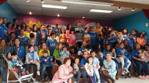 Jonathan Vila y Varela posan junto a los ni�os del Centro de Educaci�n Especial de Latores