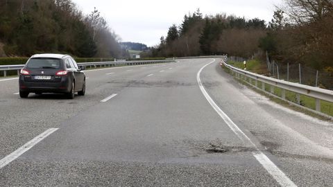 Subida de O Cereixal, con el carril derecho destrozado