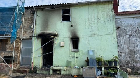 Estado de la vivienda, en Visma, tras sufrir un incendio en la madrugada de este lunes