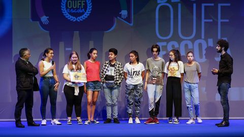 Alumnos del IES de Foz recogen el premio por  Mans Salgadas 