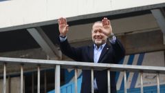 El presidente del Deportivo, Juan Carlos Escotet, saluda a la afici�n blanquiazul antes del partido contra el Legan�s.