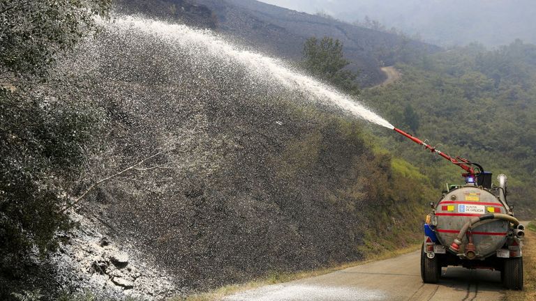 Una cisterna esparciendo agua en el municipio de Folgoso do Courel durante los incendios forestales del 2022