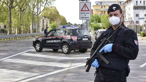 Los Carabinieri controlan a los conductores en una carretera en Brgamo, norte de Italia, para garantizar que cumplan con las rdenes de confinamiento